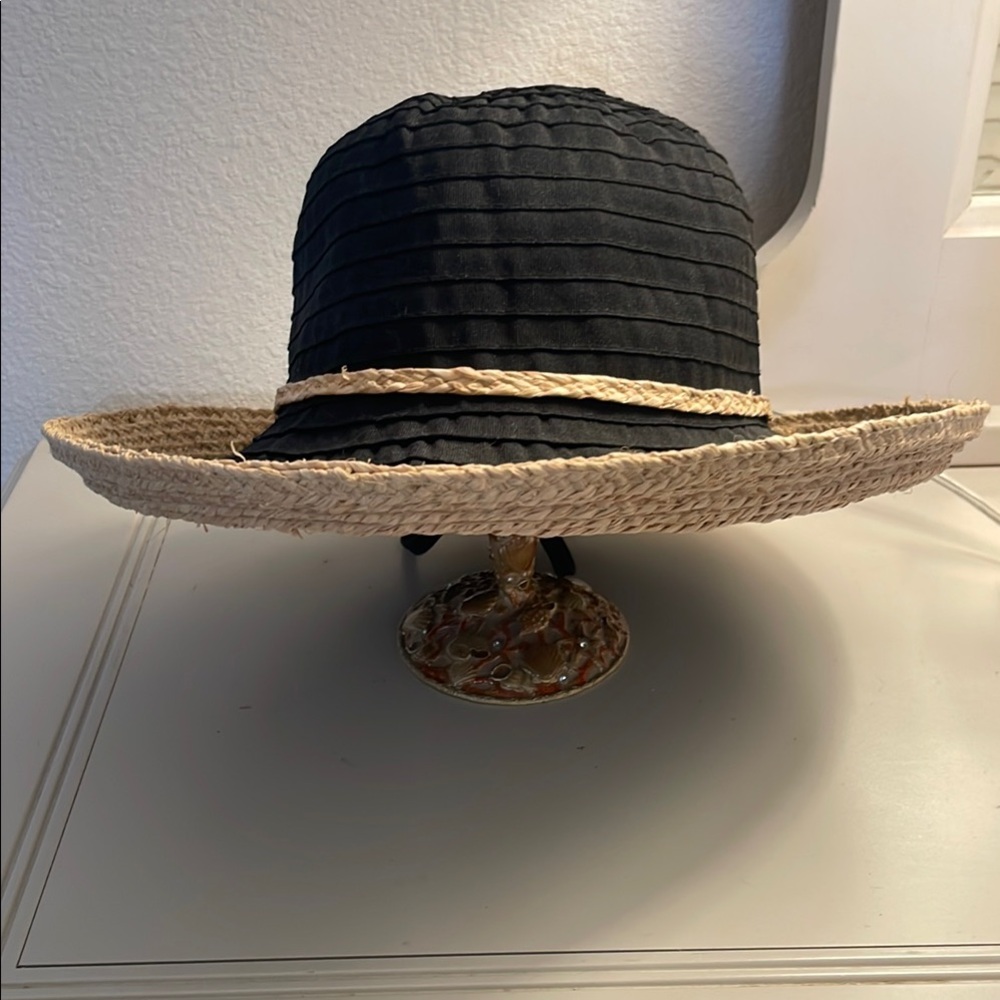 SCALA Elegant Black and Tan Women's Sun Hat Used Adjustable Drawstring Inside